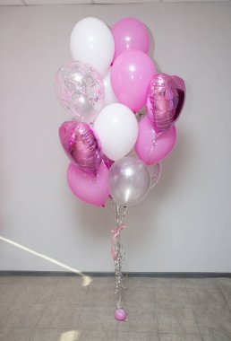Beyaz arkaplanda pembe ve beyaz balonlar.