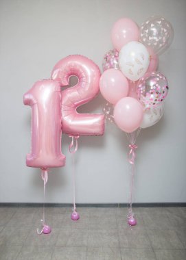 12 numaralı pembe balonlar ve bir demet yumuşak pembe balonlar.