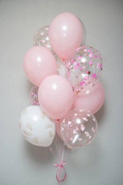 Bir demet pembe balon.