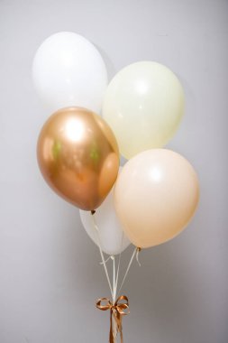 Bir demet beyaz ve altın balon