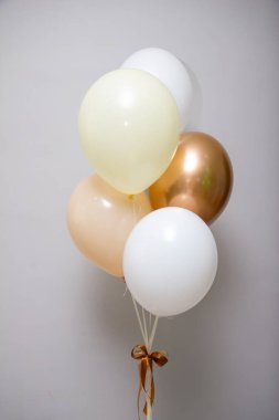 Bir demet beyaz ve altın balon