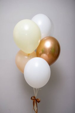 Bir demet beyaz ve altın balon