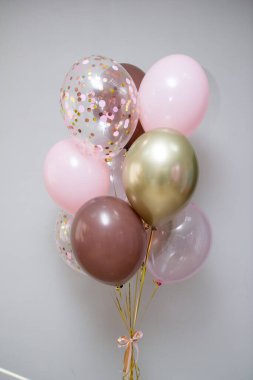 Doğum günü için bir sürü pembe balon.