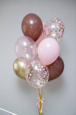 Beyaz arkaplanda pembe kelebek balonu