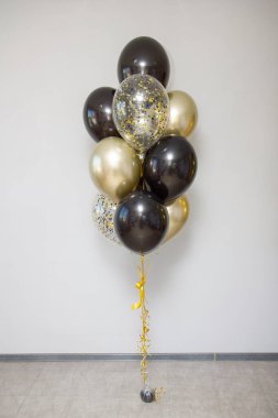 Beyaz arkaplanda siyah ve altın balonlar