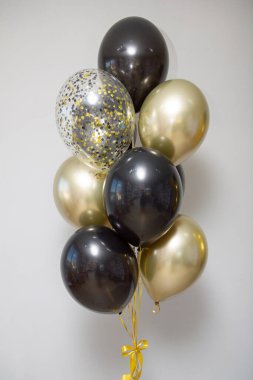 Beyaz arkaplanda siyah ve altın balonlar