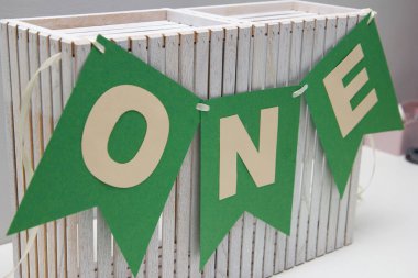 Bayraklardan yeşil bir çelenk.