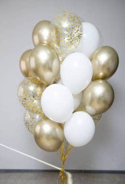 beyaz ve altın helyum balonları, krom balonlar