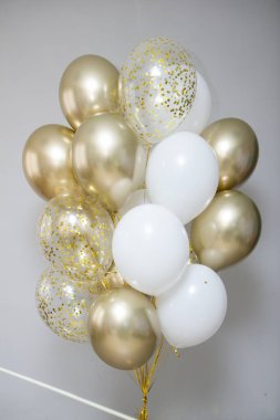 beyaz ve altın helyum balonları, krom balonlar