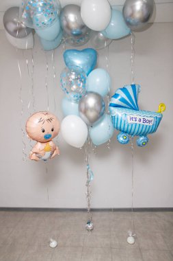 Doğum hastanesinden taburcu olmak için mavi balonlar, mavi bebek arabası, bebek balonu figürü.