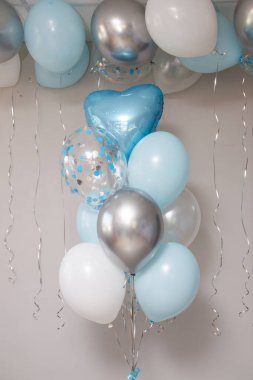 Doğum hastanesinden taburcu olmak için mavi balonlar, mavi bebek arabası, bebek balonu figürü.