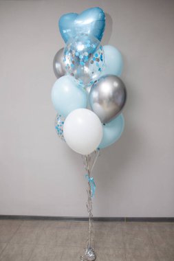 Doğum hastanesinden taburcu olmak için mavi balonlar, mavi bebek arabası, bebek balonu figürü.