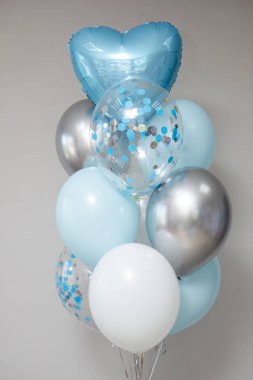 Doğum hastanesinden taburcu olmak için mavi balonlar, mavi bebek arabası, bebek balonu figürü.