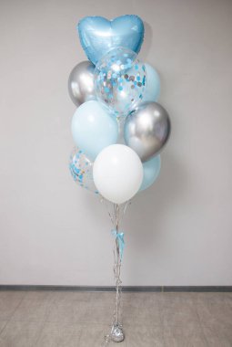 Doğum hastanesinden taburcu olmak için mavi balonlar, mavi bebek arabası, bebek balonu figürü.