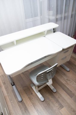 Beyaz okul masası ve okul sandalyesi.