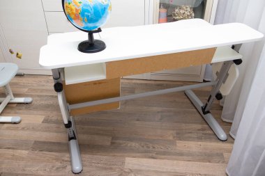 Beyaz okul masası ve okul sandalyesi.