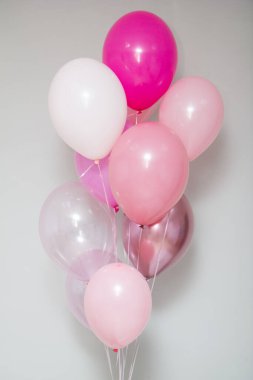 Doğum günü için pembe helyum balonları.
