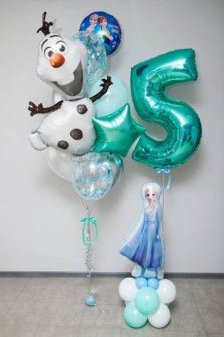 Prenses ve kardan adamla birlikte büyük bir nane ve mavi balon seti, beş numaralı nane.