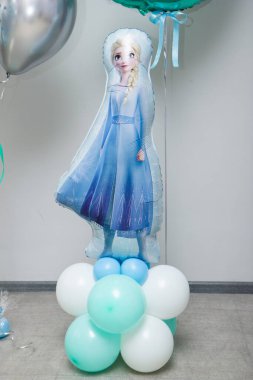 Prenses ve kardan adamla birlikte büyük bir nane ve mavi balon seti, beş numaralı nane.