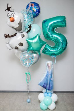 Prenses ve kardan adamla birlikte büyük bir nane ve mavi balon seti, beş numaralı nane.