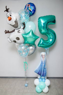 Prenses ve kardan adamla birlikte büyük bir nane ve mavi balon seti, beş numaralı nane.