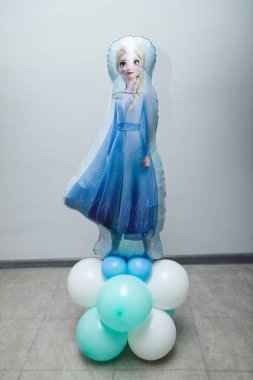 Prenses ve kardan adamla birlikte büyük bir nane ve mavi balon seti, beş numaralı nane.