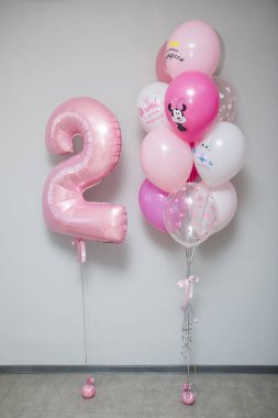 2 numaralı pembe ve bir demet pembe helyum balonu.