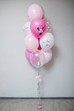 Tatil için bir buket pembe helyum balonu, balonlardaki yazı: 