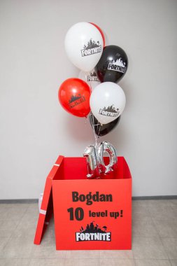 Balonlu kırmızı kutu ve 10 numaralı gümüş balon.