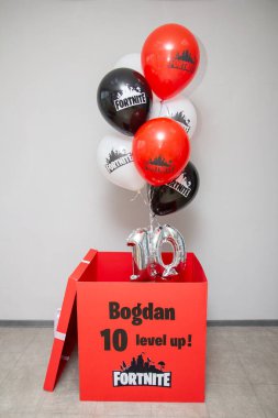Balonlu kırmızı kutu ve 10 numaralı gümüş balon.