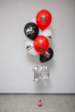 Balonlu kırmızı kutu ve 10 numaralı gümüş balon.