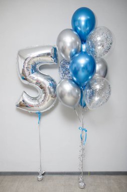 Mavi ve gümüş krom balonlar, gümüş 5 numaralı balon ve hayvan figürü.