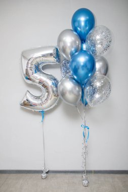 Mavi ve gümüş krom balonlar, gümüş 5 numaralı balon ve hayvan figürü.