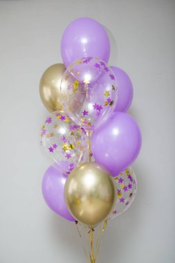 Altın ve mor balonlar, konfeti yıldızlı balonlar.