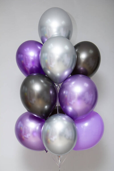 пучок фиолетовых и черных гелиевых шариков, хромированных шариков