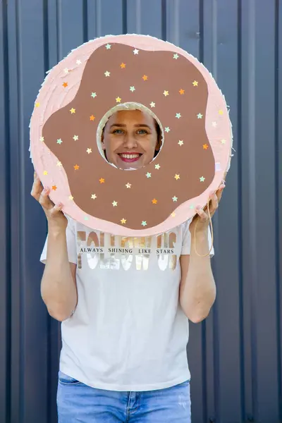 Çörek şeklinde pinyatası olan kız.