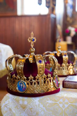 Kilise düğünü için taç, düğün töreni.