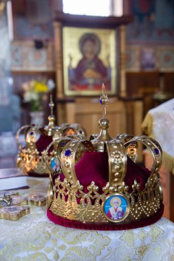 Kilise düğünü için taç, düğün töreni.