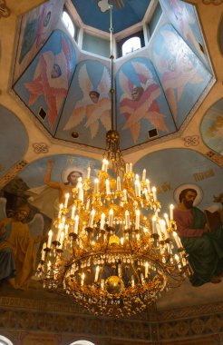 Tavanın altındaki kilisede büyük bir avize.