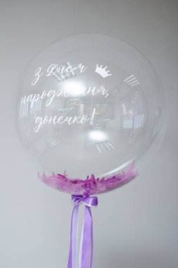 Üzerinde mor tüyler olan saydam bir balon: 