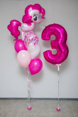 Kız için pembe balonlar, pembe yeleli midilli.