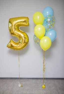 5 numaralı altın balon ve 5 yıllık helyum balonları.