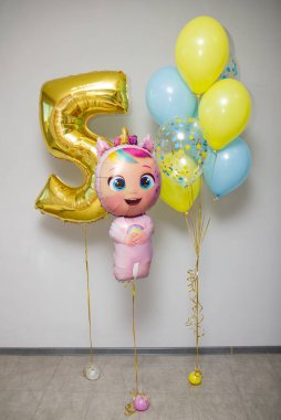 5 numaralı altın balon ve 5 yıllık helyum balonları.