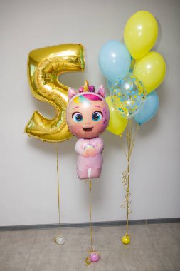 5 numaralı altın balon ve 5 yıllık helyum balonları.