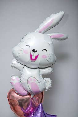 Beyaz tavşan folyolu balon doğum günü