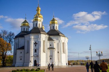 Chernigov 'da altın çanları olan beyaz kilise