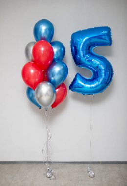 Mavi 5 numaralı folyo balonu ve bir sürü helyum balonu.