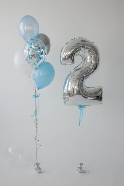2 numaralı gümüş folyo balonu ve 2 yıllık mavi helyum balonları.
