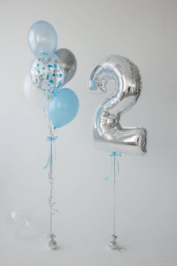 2 numaralı gümüş folyo balonu ve 2 yıllık mavi helyum balonları.