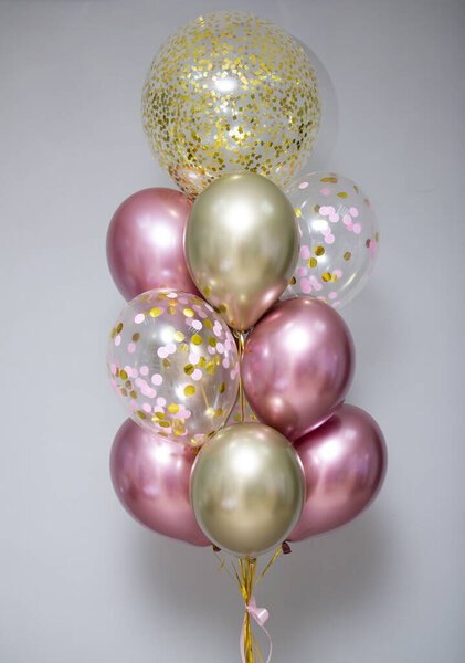 розовые и золотые шарики хром и воздушные шары с конфетти и гелием
